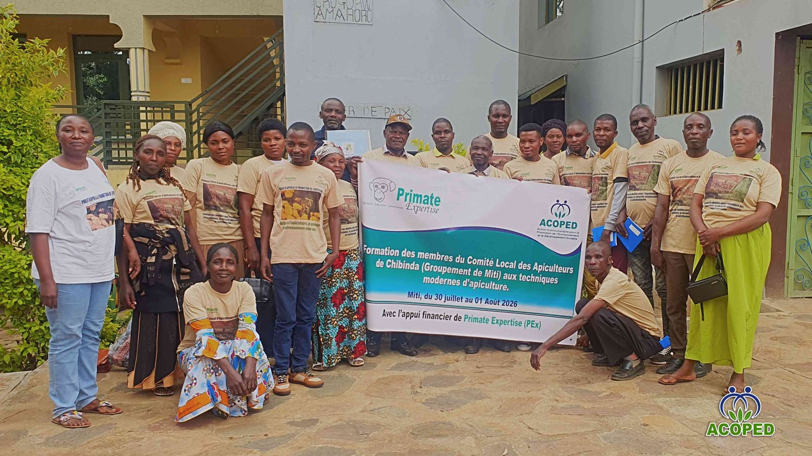 L'apiculture moderne au service de la conservation : ACOPED et PEx–Wild Earth Allies renforcent les capacités des apiculteurs de Chibinda
